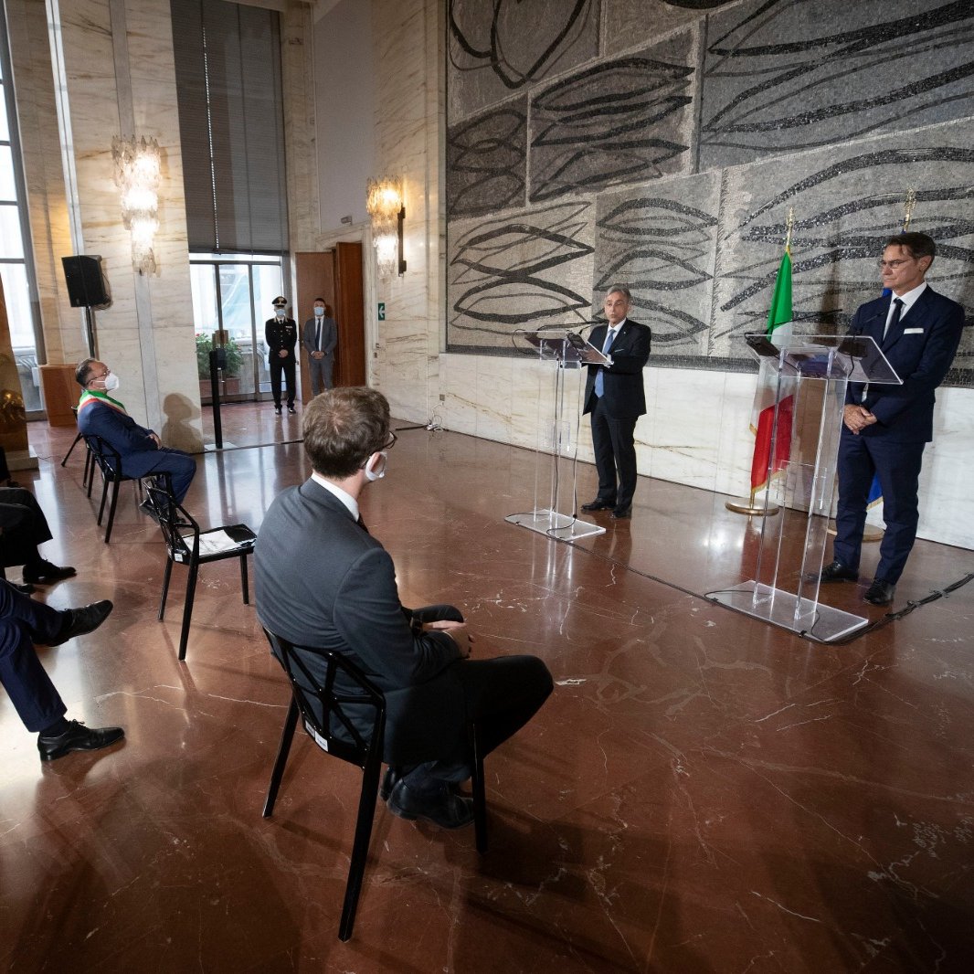 ItalyMFA's tweet photo. Il SG #Farnesina @EttoreSequi apre la cerimonia di consegna al Console🇮🇹 a #Kabul, Tommaso Claudi, del Premio #LaChiavedEuropa 2021, conferito dal Comune #Ventotene e da @lanuovaeuropa alle personalità che si contraddistinguono per le loro azioni ispirate ai valori 🇪🇺 https://t.co/HAr9uC3CPo