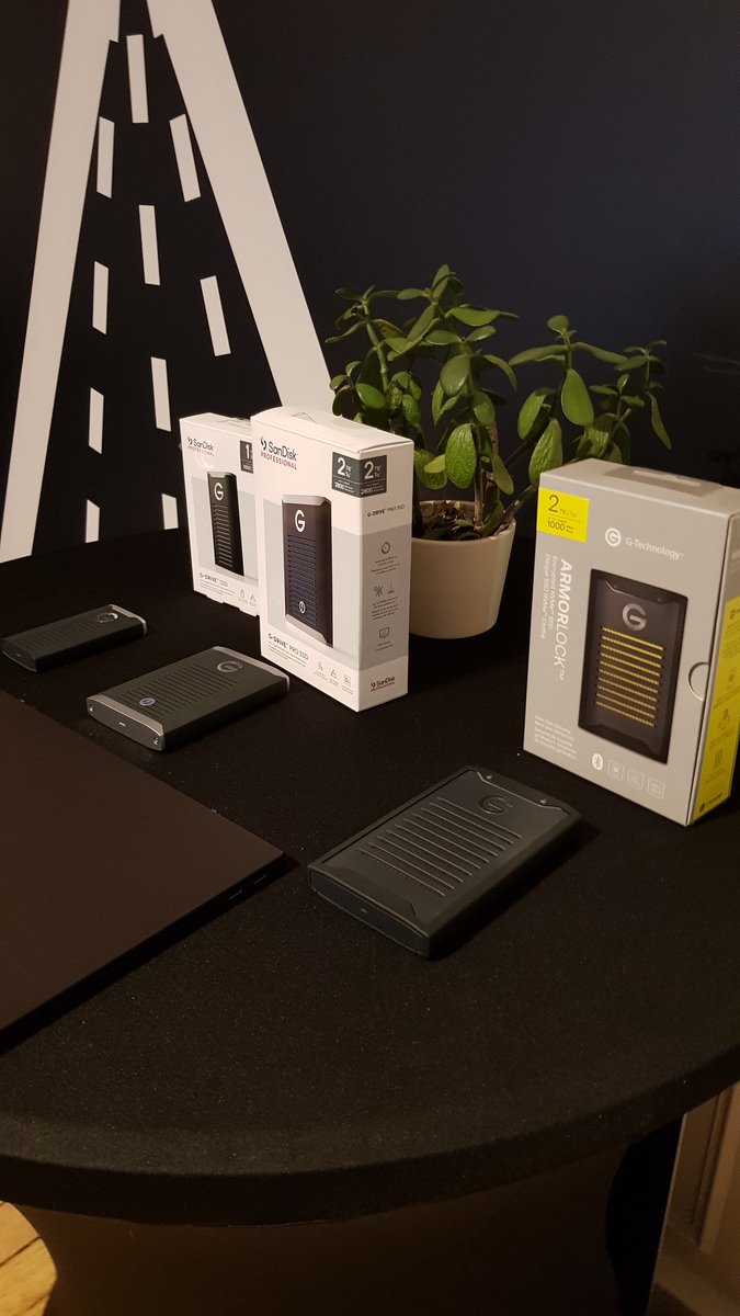 actu_jv's tweet photo. Passage à l'agence @themessengersfr pour découvrir les nouveautés de @westerndigital ! De beaux produits, adaptés aux besoins du grand public (#SSD My Passport), des joueurs (@wd_black) et des professionnels (@SanDisk Extreme et @SanDiskPro avec #ArmorLock). #JPOWestern https://t.co/8Hf3KmM7Gt