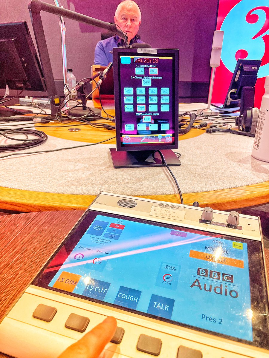 iestyn_davies's tweet image. Opposite the one and only Sean Rafferty earlier this evening on @BBCRadio3 @BBCInTune Talking about Rimbaud (Arthur not Sly Stallone) and Scheidt.