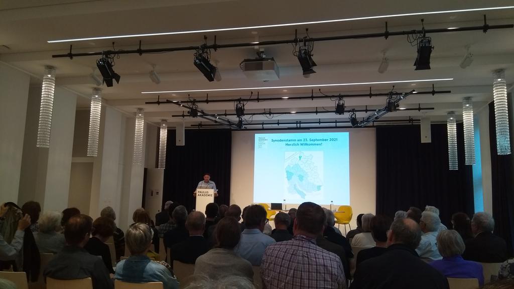 Die Synode der katholischen Kirche Zürich <a href="/zhkath/">Katholische Kirche im Kanton Zürich</a> zu Besuch in der Paulus Akademie @paulusakademie - anderthalb Jahre nach der offiziellen Eröffnung des neuen Hauses kann das wichtigste Kirchengremium des Kantons seinen wichtigsten Bildungs-Ort endlich kennenlernen!