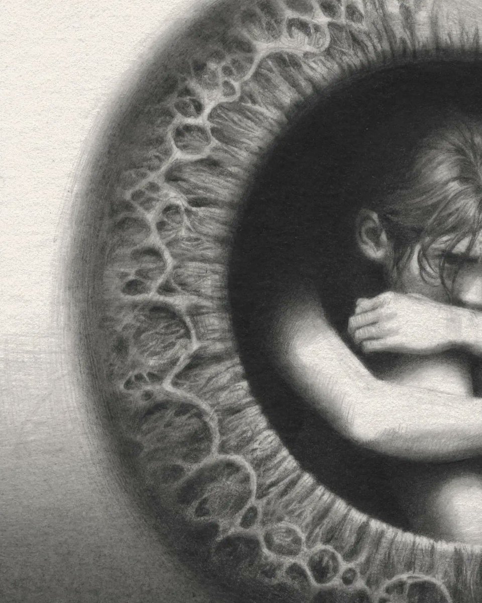 I spent so long looking at many pics of irises close up, wanted the texture to be a fun focal point. Like all things it is important not to just copy patterns from a ref but to try to break down how the light is falling across the form and adapt that to your own lighting choice