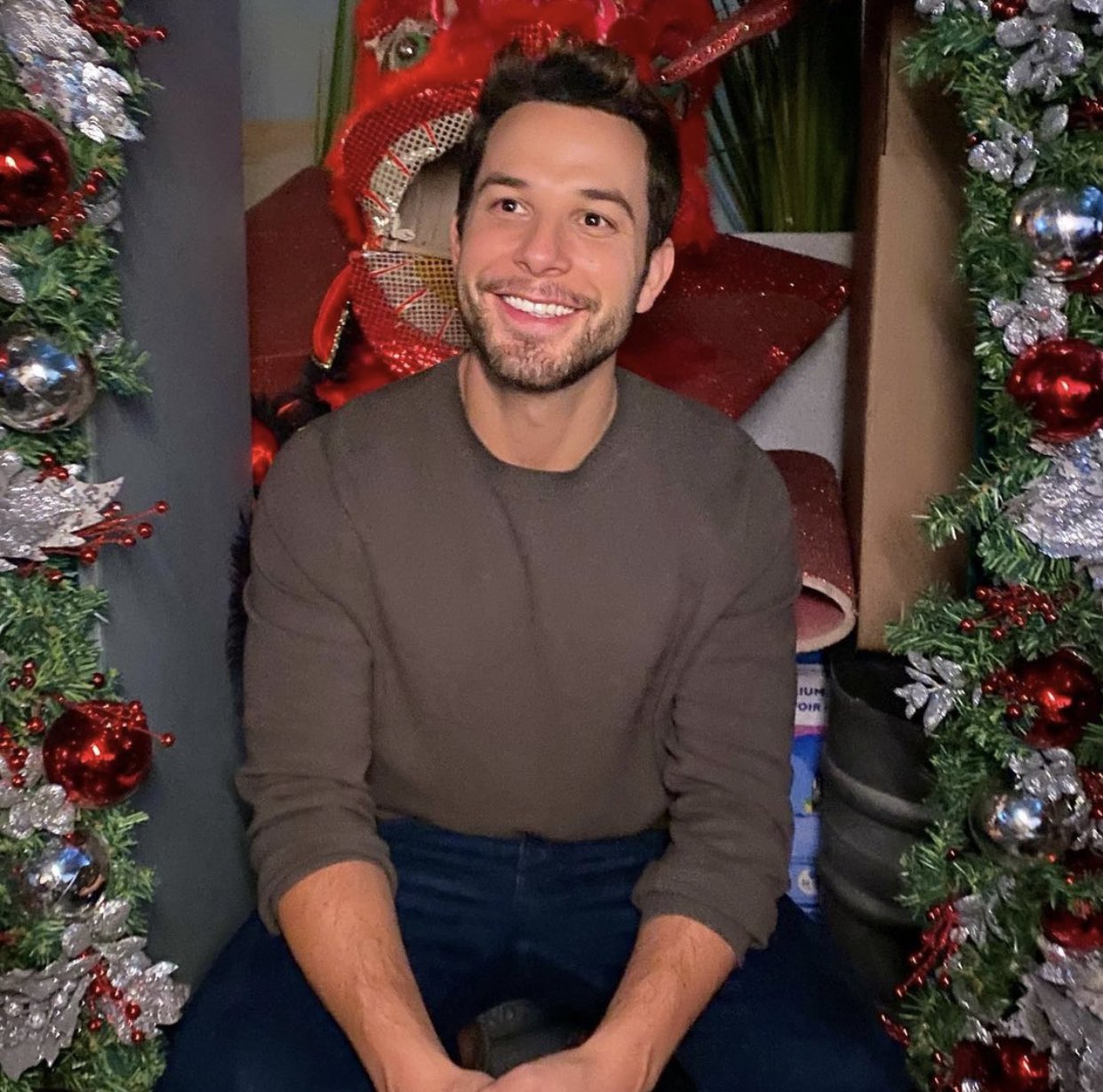  Hoje é aniversário do nosso maravilhoso Skylar Astin!!  Happy birthday we love you  