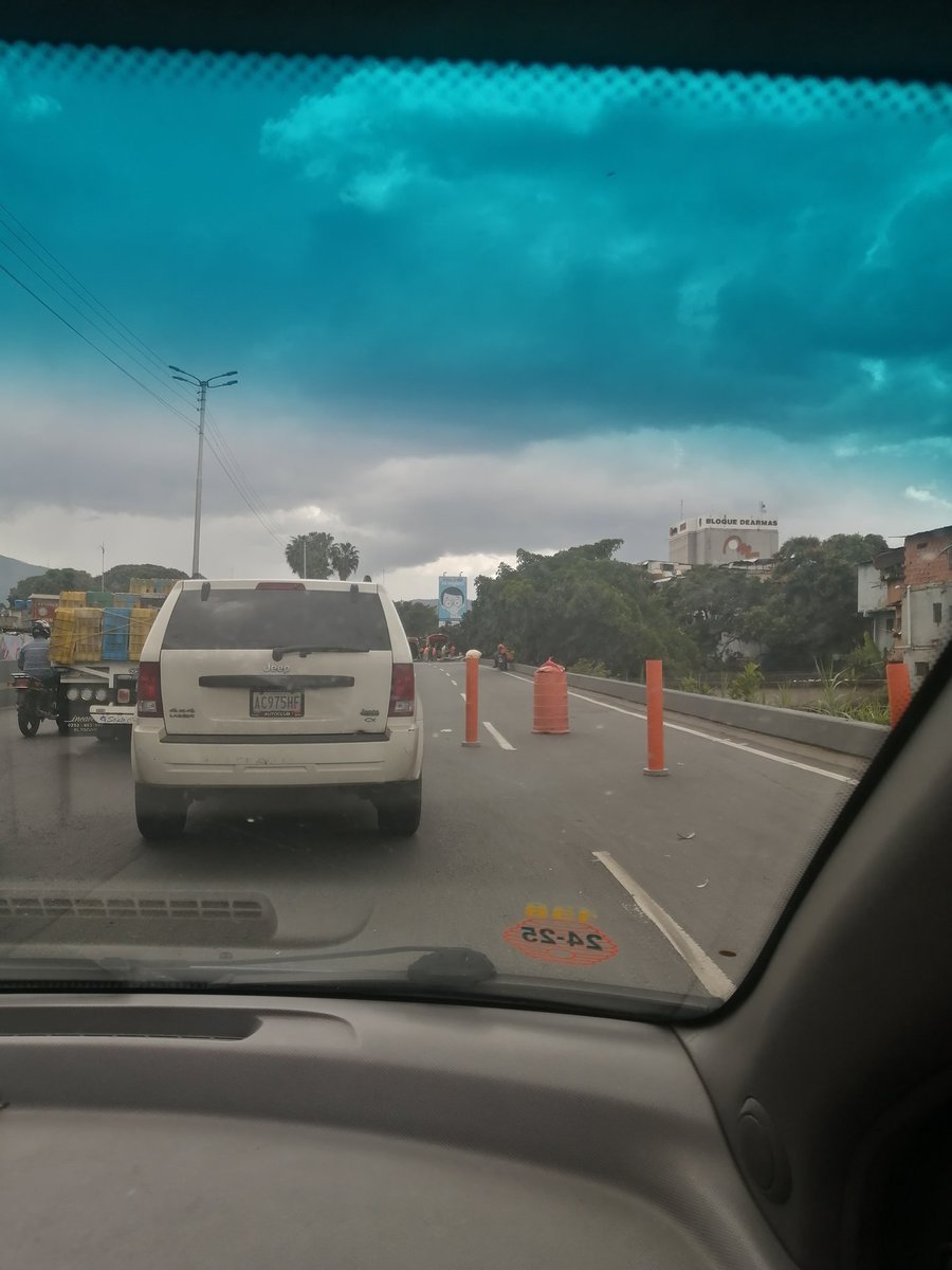 andreinarodric's tweet photo. #TrafficCenter cola larga por trabajos en la autopista sentido caricia a la altura del edificio bloque de armas https://t.co/MVdgAlmPvw