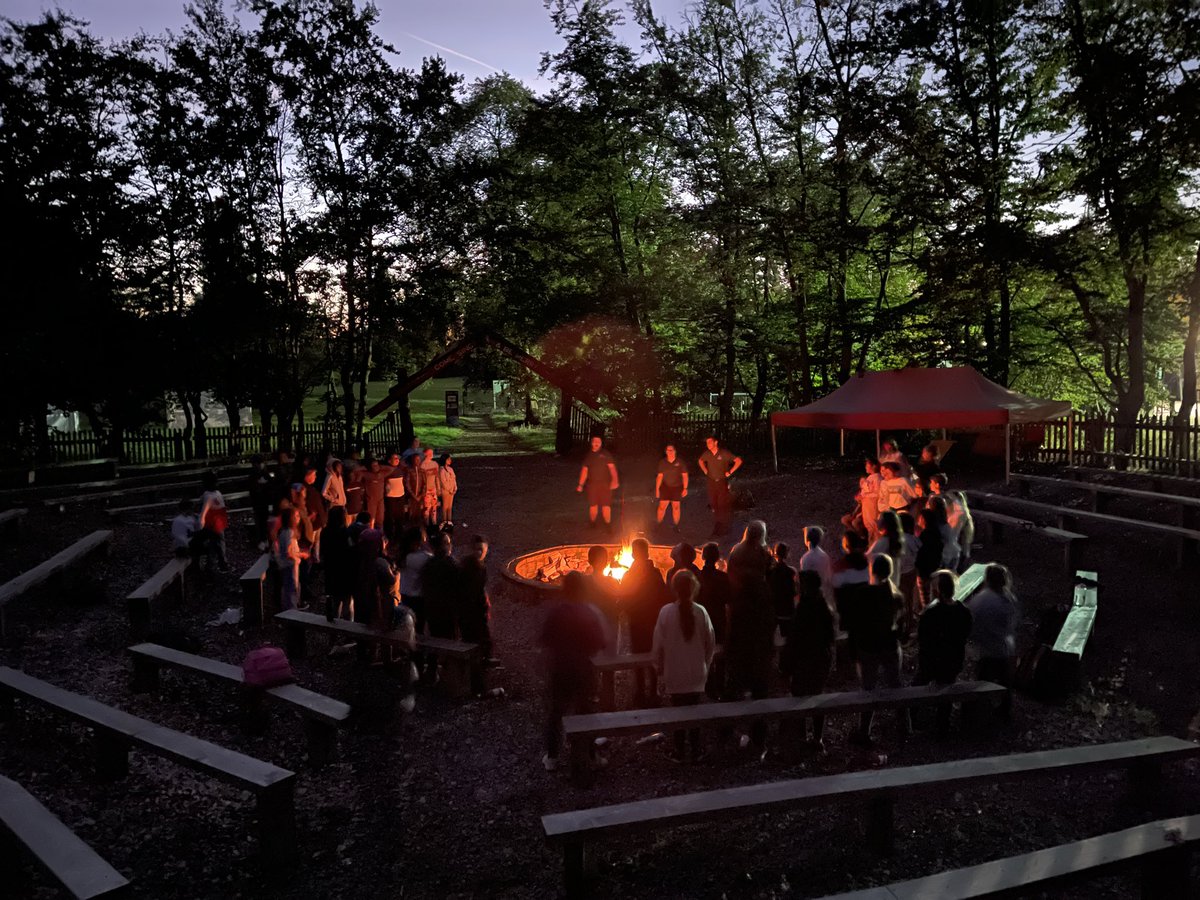 When you’ve got the last night residential feels…BBQ bonanza followed by a singsong around the campfire. #campfire #bbqbonanza #alltheburgers #welovebbqs #campfire