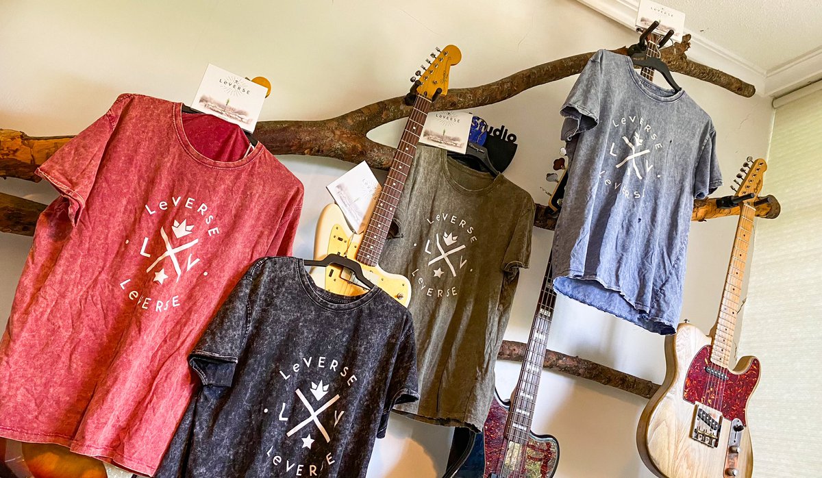 LeVERSEMusic's tweet photo. Hola gente!! Si no te tocó una camiseta en el concurso y quieres una puedes pedir la tuya por sólo 10€ (gastos de envío aparte)!! Escríbenos un mensaje privado y te la encargamos!!

¿Qué color te gusta más? 😜🤟🏼

#LeVERSE #LeVERSEcamaleonidas https://t.co/FAJWGrzSa4