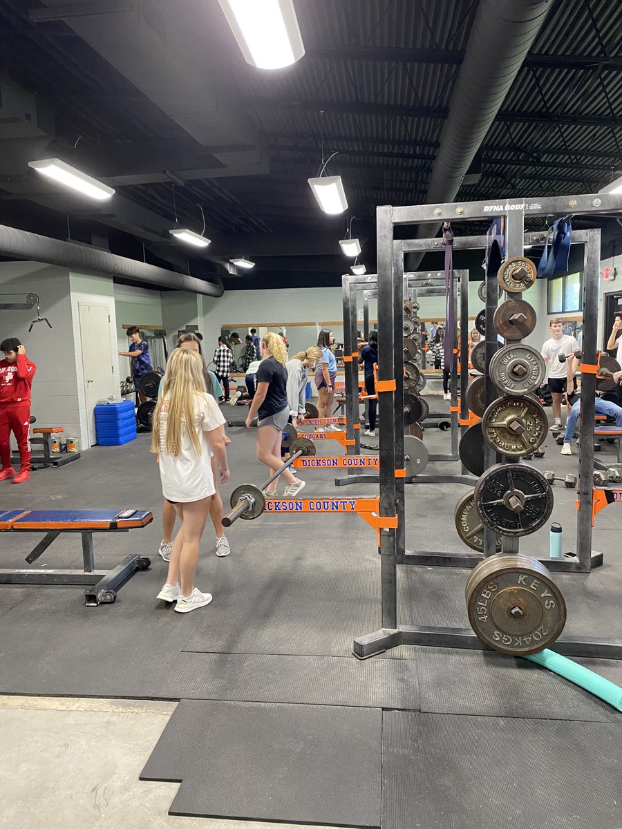 Working out with ⁦<a href="/CoachROP/">Rodney O. Parker!</a>⁩ 6th period Weight Training class ⁦<a href="/DCcougarnation/">Dickson County High School</a>⁩ All active. 💯 Je has trained them well!