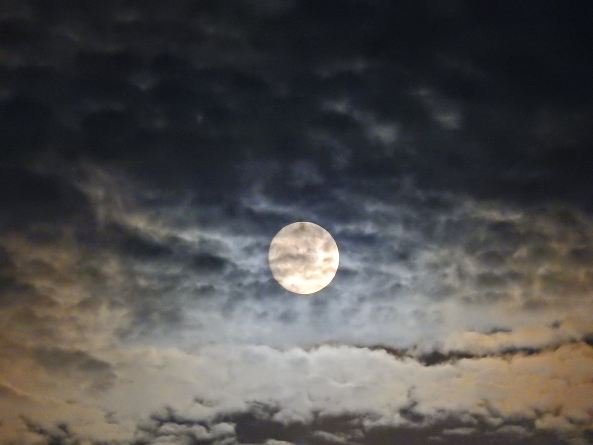 mmatalpur's tweet photo. #CloudedMoon https://t.co/vZHpxqle23