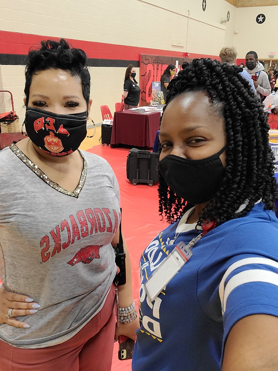 Cojackson78's tweet photo. @cedarhillisd 2021 College Fair was a huge success thanks to this amazing team. #InItForKids https://t.co/0UuFz62ZgL