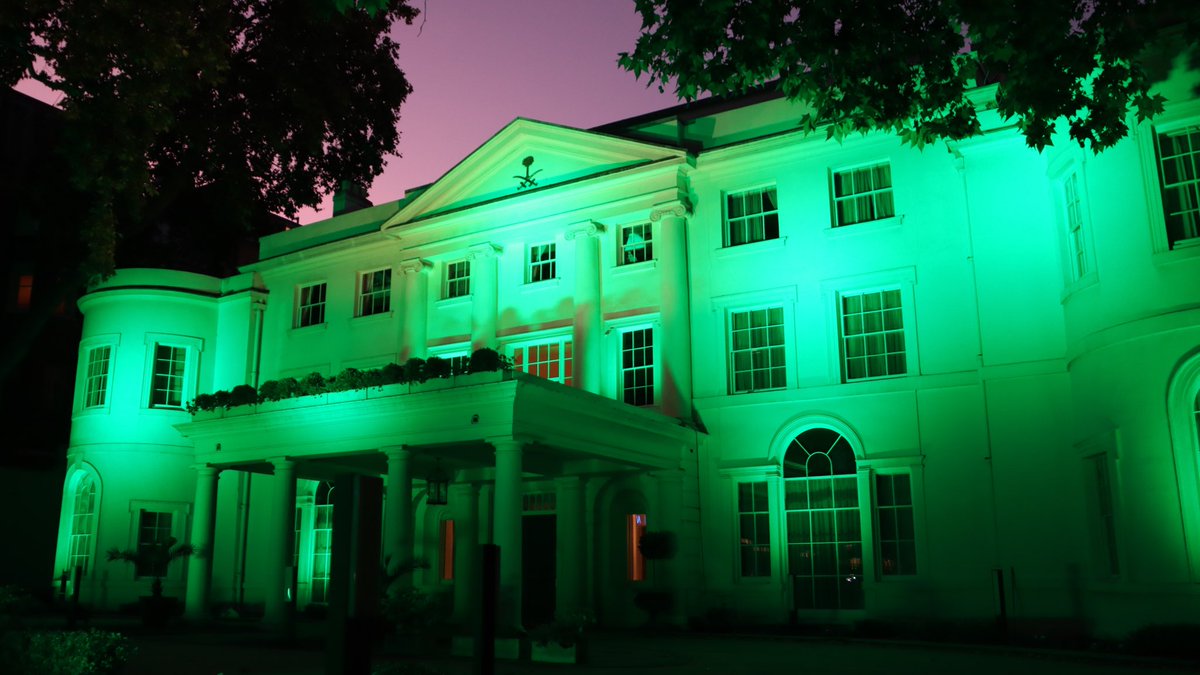 مبنى سفارة المملكة في #لندن يتزين باللون الأخضر احتفاءً بـ #اليوم_الوطني.

#هي_لنا_دار