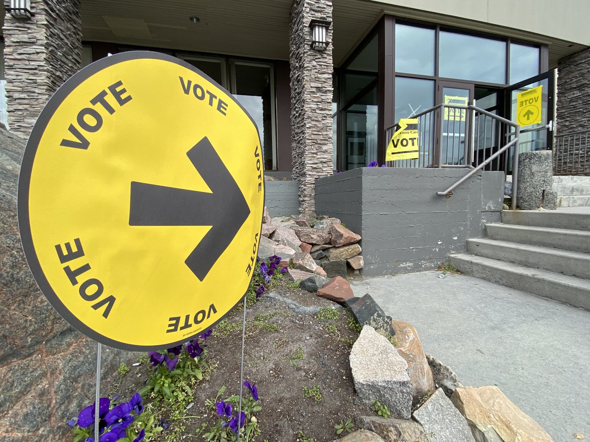 Un avis d’exposition à la COVID-19 a été émis pour le bureau de vote à l’hôtel Explorer de Yellowknife lundi de 12 à 13h. « Isolez-vous et passez un test si vous développez des symptômes », dit la santé publique aux électeurs qui y étaient.  #icign