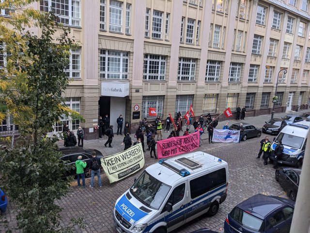 In unserer Nachbar* innenschaft wurde heute gegen die Werbeagentur #Crossmedia in der #Kohlfurter protestiert. Wir wollen nicht, dass hier im Kiez Marketing für die Bundeswehr gemacht wird! Haut ab! #B2309