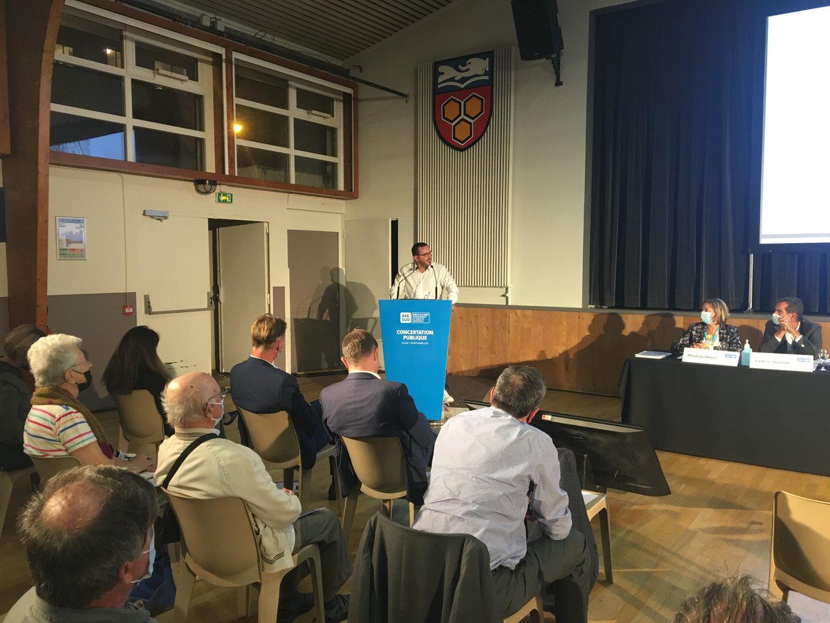 A46Sud's tweet photo. [#a46Inside] Intervention d'Eric #garcin Membre Elu de la CCI de Lyon @CCILYONMETRO lors de la réunion publique spéciale Développement Economique de la #concertation #A46SUD. Et pour continuer à donner son avis c'est ici https://t.co/jVFp347Z6F https://t.co/Kwt6LS3Kp8