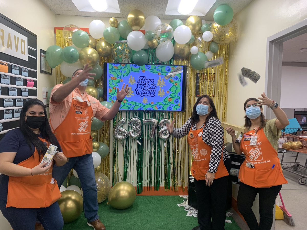 VegaMapvega's tweet photo. East Hialeah is “Showing the Money” celebrating #successsharing!  @avillan2915 https://t.co/edZBJpxDOz