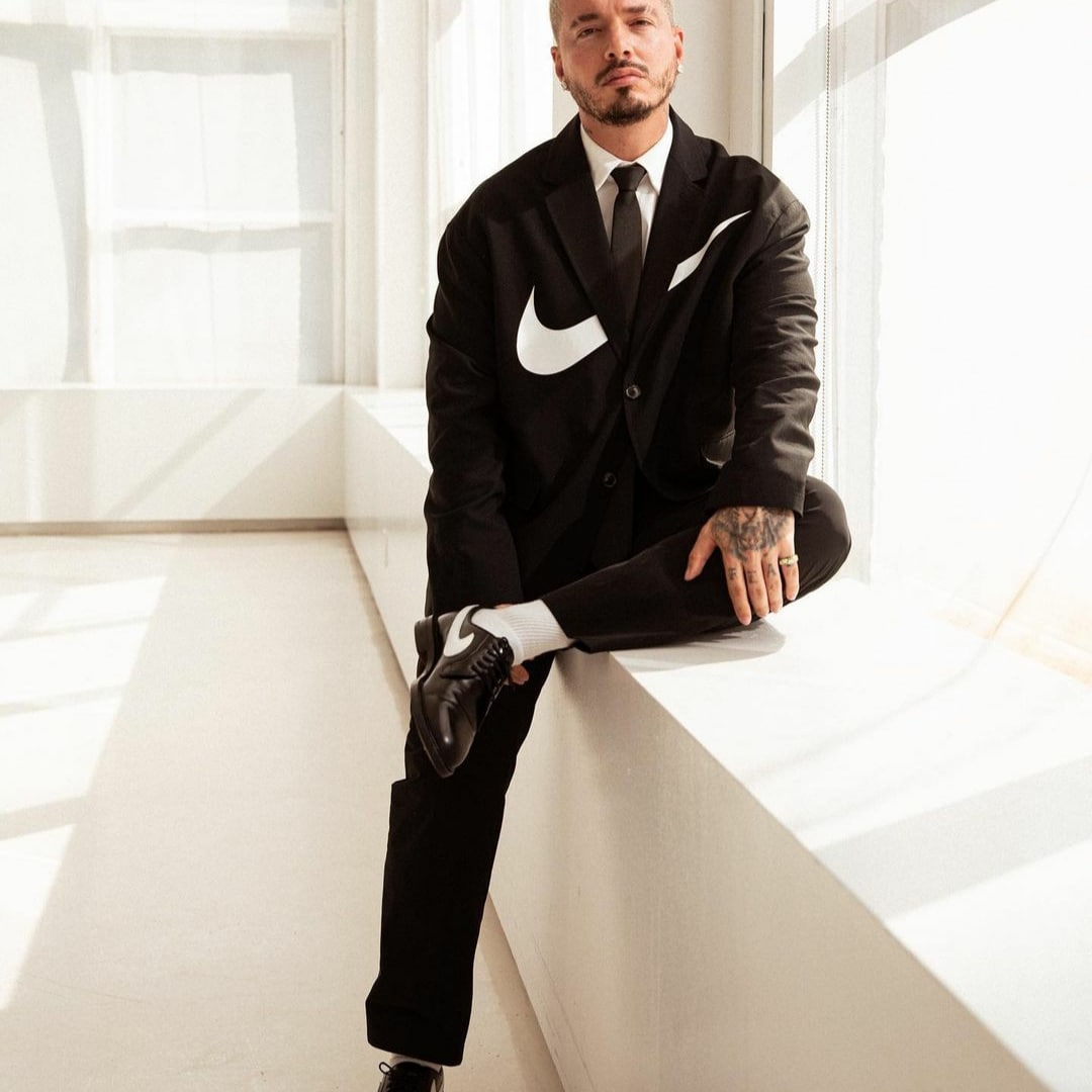superk106's tweet photo. J Balvin debuta en la nueva temporada de conciertos de NPR, titulada "El Tiny", creada en celebración del "Mes de la herencia hispana". La misma consiste en pequeños conciertos de artistas hispanos hasta el 18 de octubre. #tinydeskconcert #jbalvin #HispanicHeritageMonth 📻🎶 https://t.co/dmZv7FCnPl