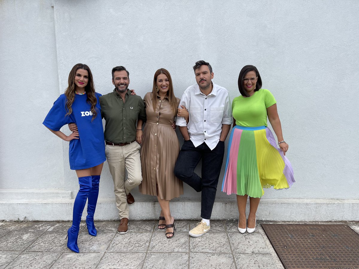 BreakfastAtStar's tweet image. Αυτή η πολύχρωμη και χαρούμενη παρέα θα γίνει σίγουρα η αγαπημένη σου καθημερινή συνήθεια 9-12 το πρωί! Σας περιμένουμε πάλι αύριο την ίδια ώρα!! Stay tuned!! #StarBreakfast ☀️⏰🧡💙 @GeorgeKartelias @ElinaPapila @geo__georgiou @tasosbbc @ilionana @StarChannelGr