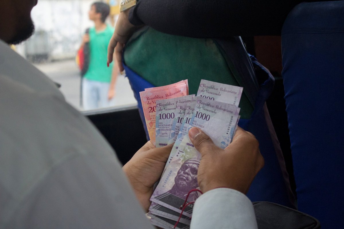 elbusTV's tweet photo. Por tercera vez en 13 años habrá una reconversión monetaria en Venezuela, por lo que los bancos no abrirán el #30Sep y el #1eroOct. Sí funcionará la banca en línea y el pago móvil.
La medida quitará 6 ceros al bolívar.
Esta foto es de 2018 en una emisión a bordo de los buses: https://t.co/OqWE8noJ8V
