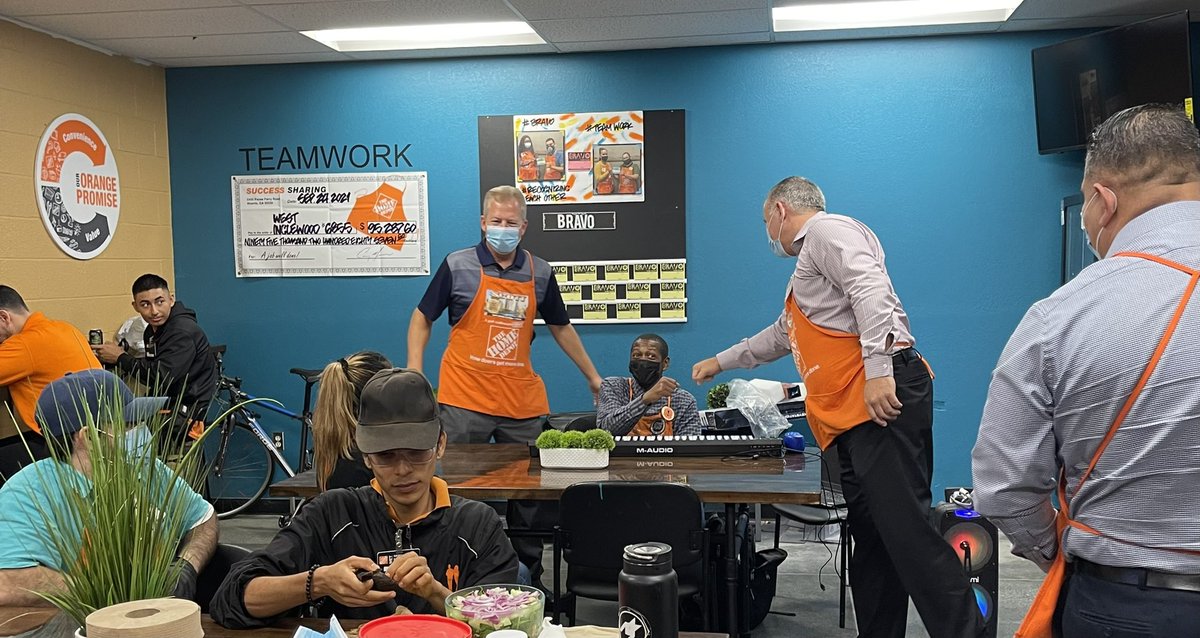 6855Home's tweet photo. Congratulations to everyone here at 6855 West Inglewood just received our club 365 placard. We are beyond happy to share this moment today with a great walk with our RVP Scott.   Garden associate showcased his talent. https://t.co/8RiKGwjhn2