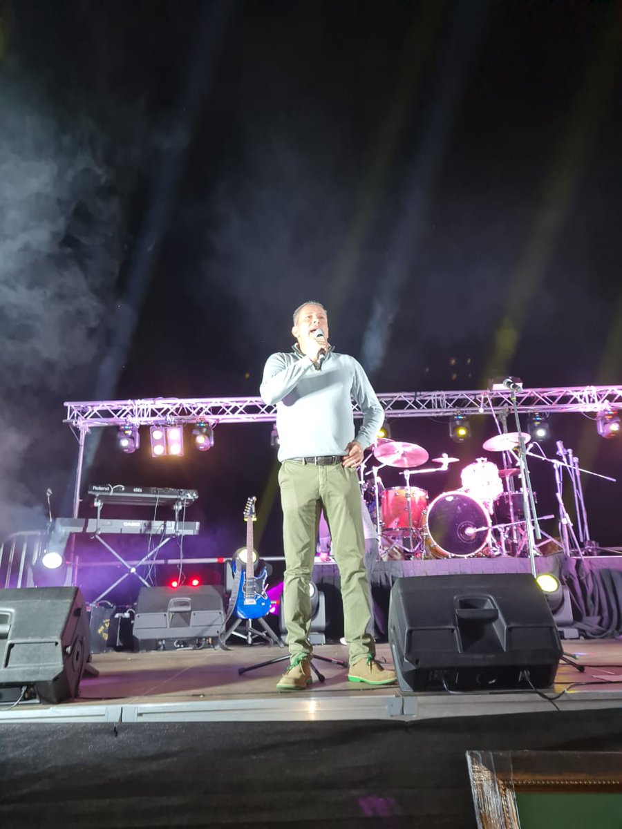 barneygirnun's tweet photo. Privileged to conduct the auction at a very special event tonight! #OneWingzofchange Some of South Africa's finest artists performed at Steyn City and a lot of fun was had. Most importantly there are so many wonderful charities that will benefit! https://t.co/KlP7XRfbZc