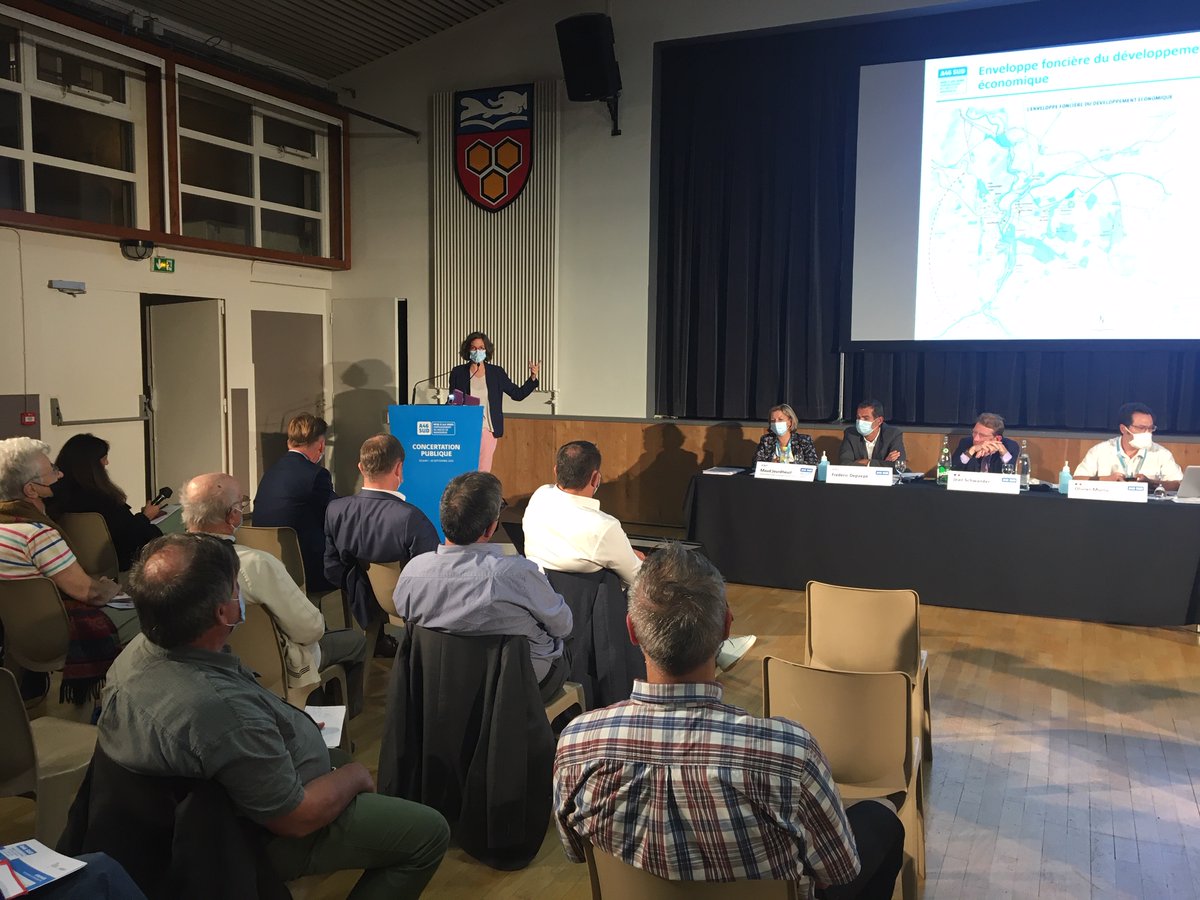 A46Sud's tweet photo. [#a46Inside] Intervention d'@EmelineBaume 1ère Vice-Présidente Métropole de Lyon @grandlyon lors de la réunion publique spéciale Développement Economique de la #concertation #A46SUD. Et pour continuer à donner son avis c'est ici https://t.co/jVFp34pAvf https://t.co/QvF19saNG4