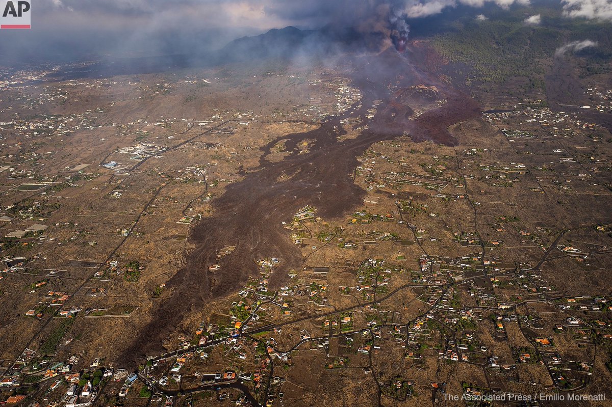 victorhdez233's tweet photo. Es la mejor toma que he visto para ver todo lo que ha recorrido la lava, y una gran referencia para conocer la situación actual. https://t.co/VbXKIarJg9