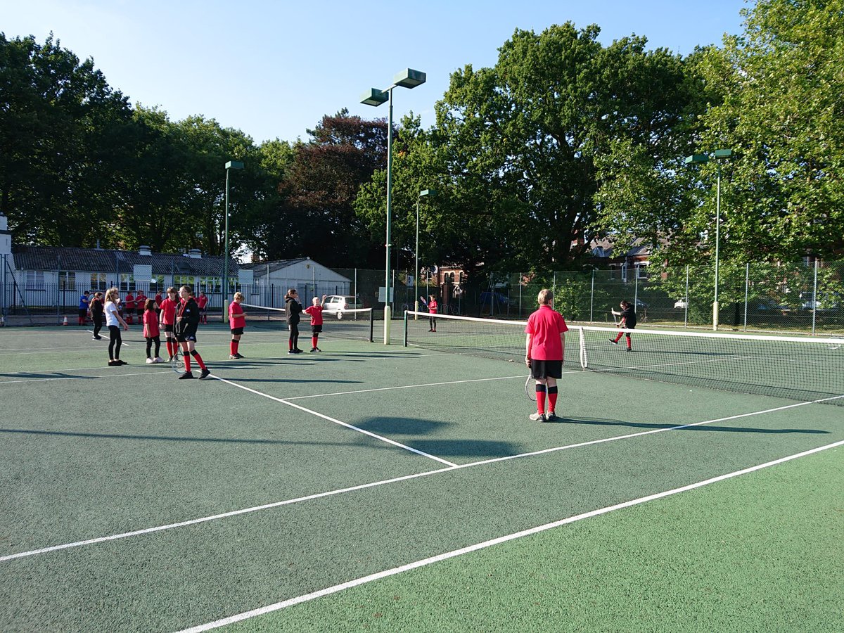 ac_kes's tweet photo. 🏉🏀🎾 Tonight! Over 120 students getting #MoreActiveMoreOften House Tennis 🎾 had a record turnout! Lots of #HouseValues on show tonight! Well done to all our amazing students @kesacademy Also, thanks to our awesome @KES_SixthForm leaders/coaches! #Opportunities #Fun #Culture https://t.co/UQWULqNQSu