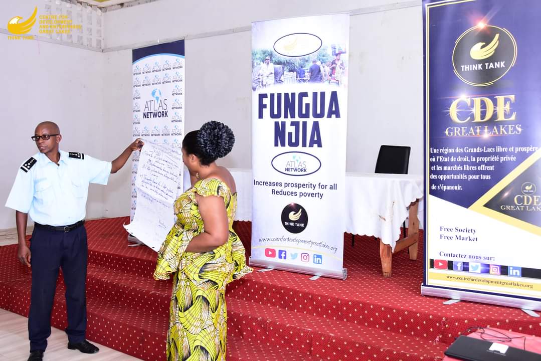 ForEnterprises's tweet photo. #FunguaNjiaCampaign
Un des grands messages de notre séance avec les agences de de régulations et d’autres acteurs qui interviennent dans le processus de facilitation des échanges à la #frontière entre le #Burundi et le Rwanda.
#LibreEchange #CommerceTransfrontalier #Prospérité https://t.co/qcPjqSrVnM