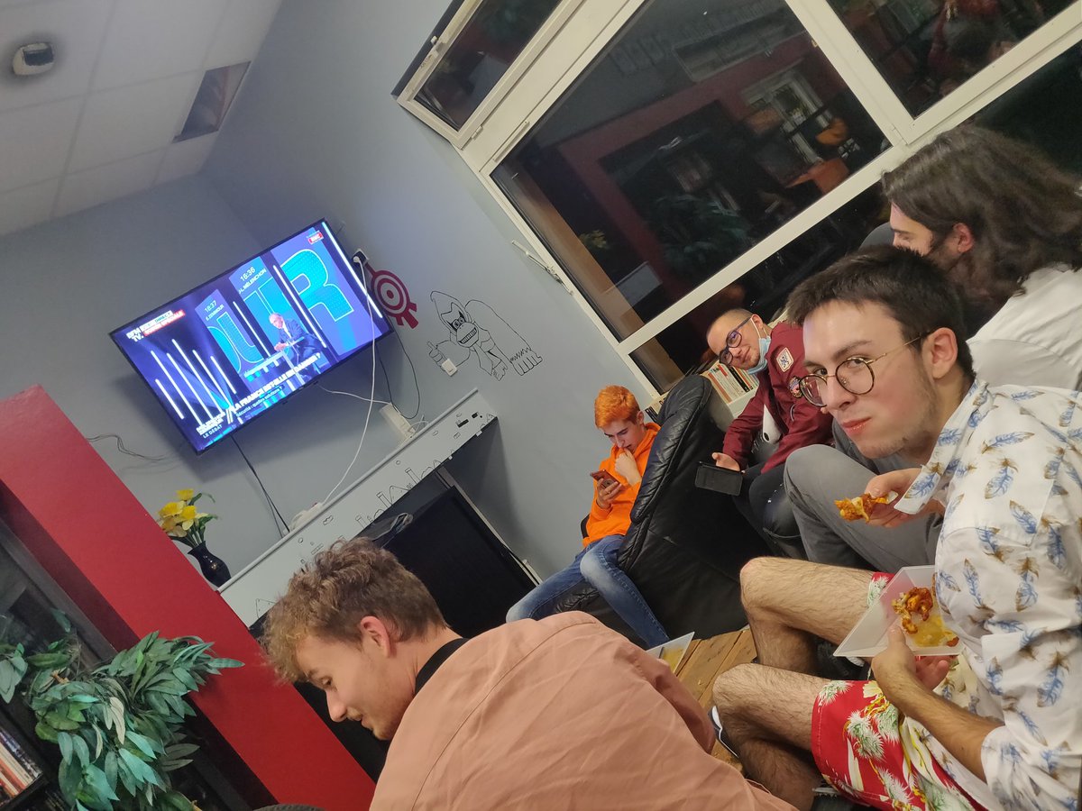 On est bien au foyer, on discute tranquillement. #DebatBFMTV