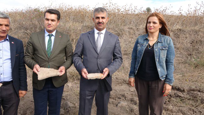 cankiri_iktm's tweet photo. Çankırı'nın Eldivan ilçesinde, höyük ile ilgili yapılan yüzey araştırmasında, antik Yunan ve Roma dönemlerine ait buluntulara rastlandığını belirtildi.
#eldivan #höyük #buluntu #cankiri #cankirikulturturizm @karatekinUni https://t.co/nU8dj0lzEh