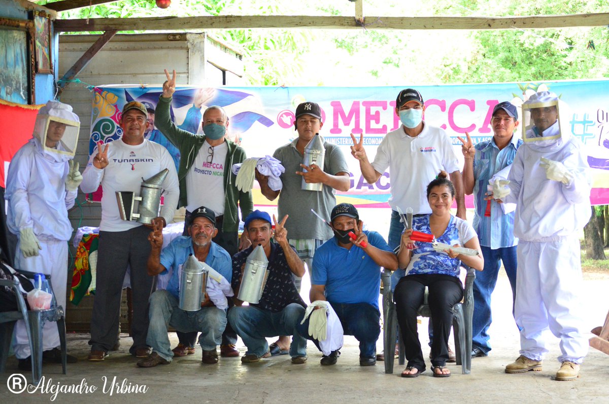 Gobierno Sandinista a través de #MEFCCA, hoy en la comunidad Monte Chico, municipio Telica, realizamos Capitalización a familias protagonistas que se encuentran ejecutando sus planes Familiares mediante la implementación del Proyecto de Gobierno #NICAVIDA
#2021SoberaniaEnMiTierra