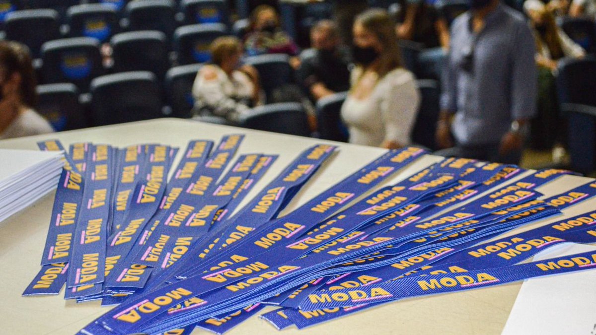 IUPascualBravo's tweet image. Recibimos a los 57 emprendedores y empresarios beneficiarios de #ModaAlBarrio 🧵✂️, para socializar la ruta de trabajo del programa.

Este es el inicio de una nueva comunidad 👥🤝 que ayudará a tejer 🧶🪡 la historia del sector de la moda en la ciudad 🏙️.