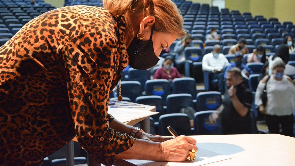 IUPascualBravo's tweet image. Recibimos a los 57 emprendedores y empresarios beneficiarios de #ModaAlBarrio 🧵✂️, para socializar la ruta de trabajo del programa.

Este es el inicio de una nueva comunidad 👥🤝 que ayudará a tejer 🧶🪡 la historia del sector de la moda en la ciudad 🏙️.