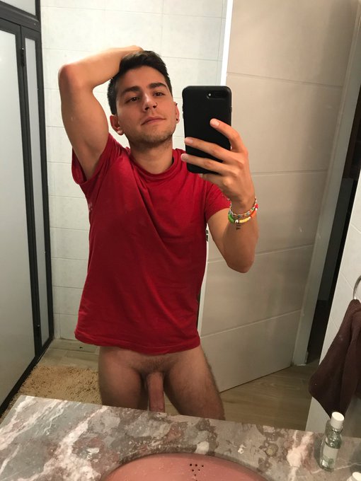 Ando bien duro! ?? quien me baja lo caliente https://t.co/dliyA8dQZ3