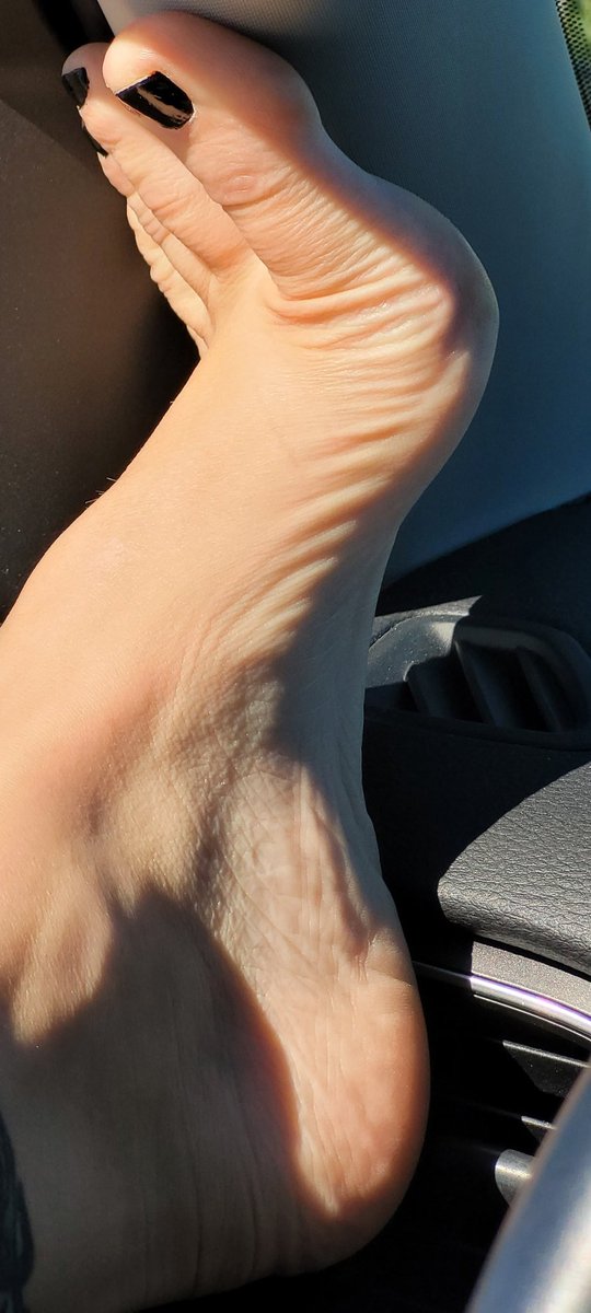 berrys_trample's tweet photo. I love how the sun shows off wrinkles. #barefeet #footwrinkles #feetfetiche https://t.co/5CsAH45qtb