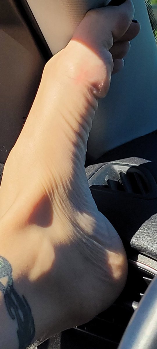 berrys_trample's tweet photo. I love how the sun shows off wrinkles. #barefeet #footwrinkles #feetfetiche https://t.co/5CsAH45qtb