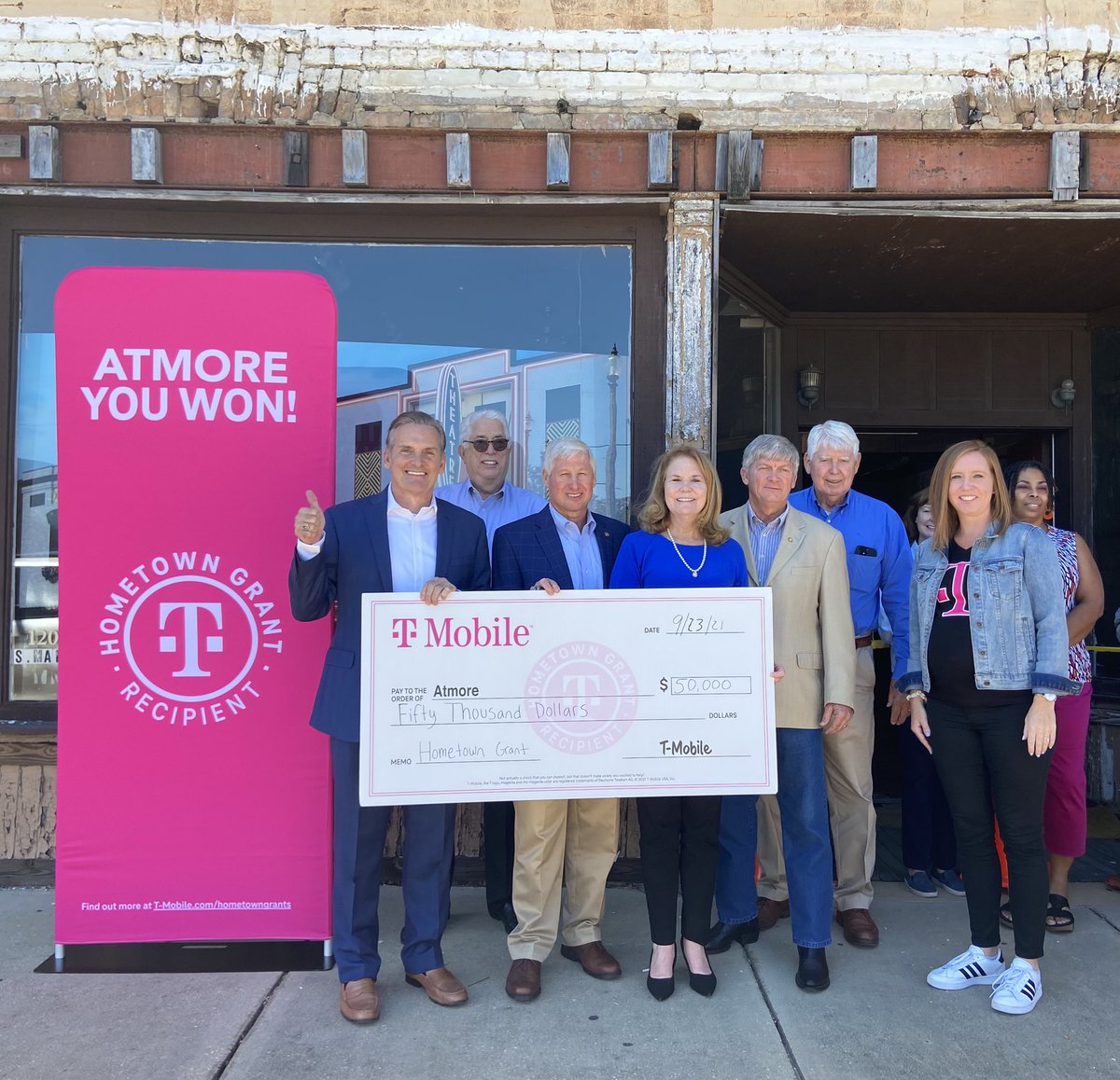It was a pleasure to present a check to the city of Atmore today on behalf of @TMobile to provide a computer and technology lab for the city! @JonFreier @MikeSievert @MikeBelcher4 #tmobile #hometowngrants #atmoreal #ruralamerica