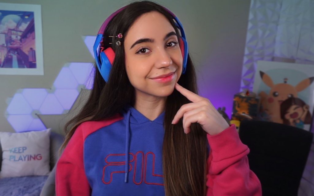 alyekly's tweet photo. Can we talk about how the new @LogitechG G435 headset comes in my colors??! 😭
#sponsoredbyLogitechG https://t.co/k9EY73I4LJ