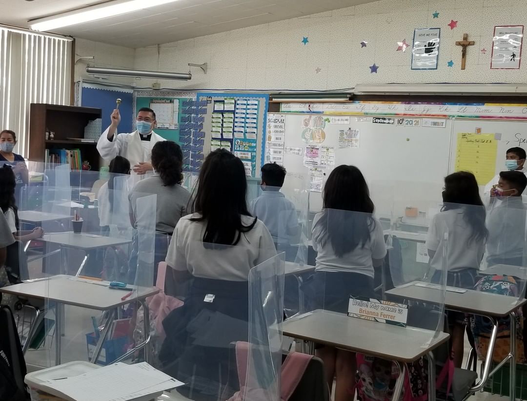 CatholicEdLA's tweet image. Blessings upon our classrooms as we start the new school year

Pictured: St. Paul of the Cross School in La Mirada

#catholicschoolsareopen
#lamirada

@spoc.spartans
Fr. Anthony blessing our school❤️