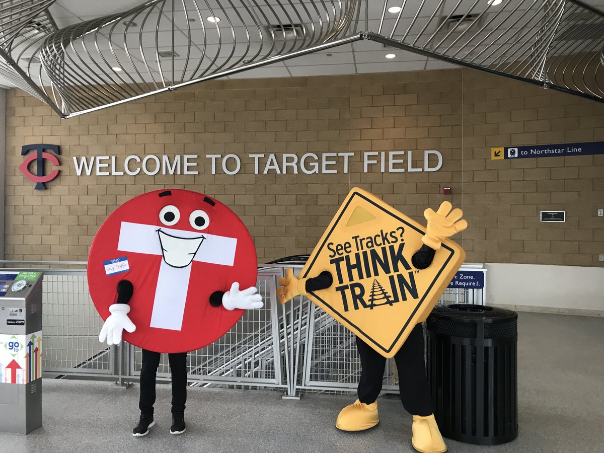 MinnesotaOL's tweet image. Do you #commute? Be a #smart commuter! Be sure to listen to important announcements - if using earbuds or a mobile device always keep #oneearout - and remember when you #SeeTracksThinkTrain! 
#TransitThursday #MNOffTheRails #RailSafetyWeek
