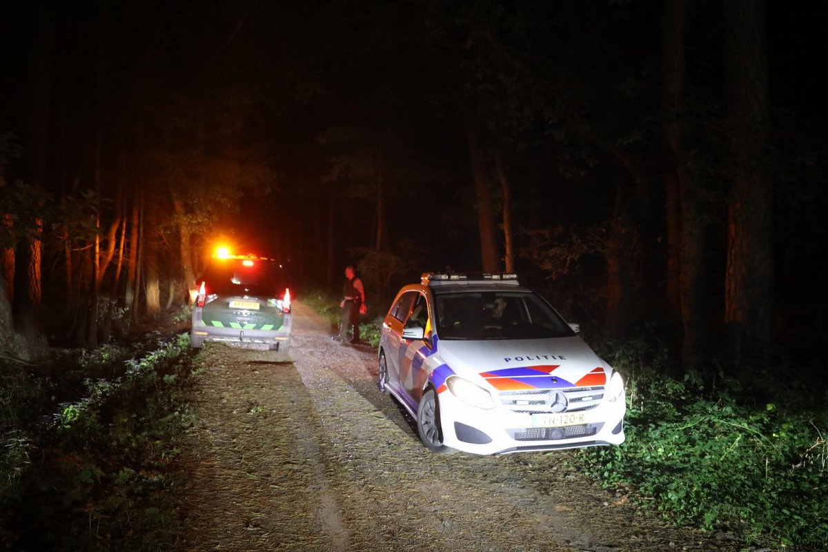 Vaten met gevaarlijke stoffen aangetroffen in de bossen tussen Baarn en Lage Vuursche, politie doet onderzoek