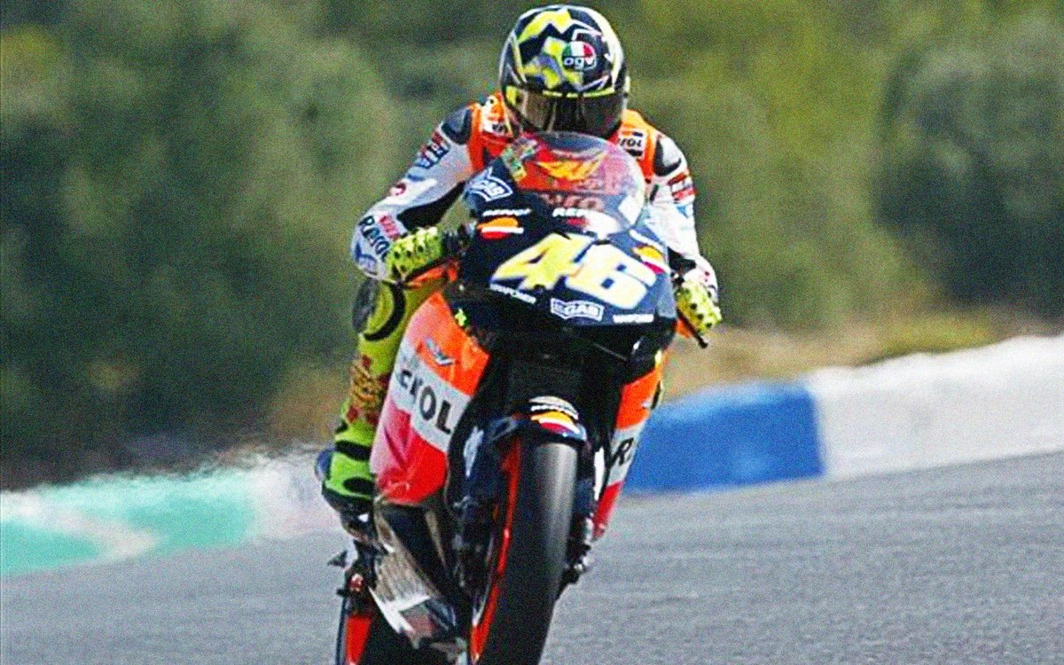 mgquadrana's tweet photo. JACAREPAGUÁ 2003 (56/115) 🇧🇷
El 21/9/03 Valentino repitió el triunfo y llevó la ventaja sobre Sete a 51 pts. Fue una paliza de Honda, que acaparó los primeros cinco lugares: 1° Rossi, 2° Gibernau, 3° Tamada, 4° Biaggi y 5° Hayden. 🏁
#MotoGP #ValentinoRossi #RioGP #VR46 #Legend https://t.co/rv89Hh6IiQ