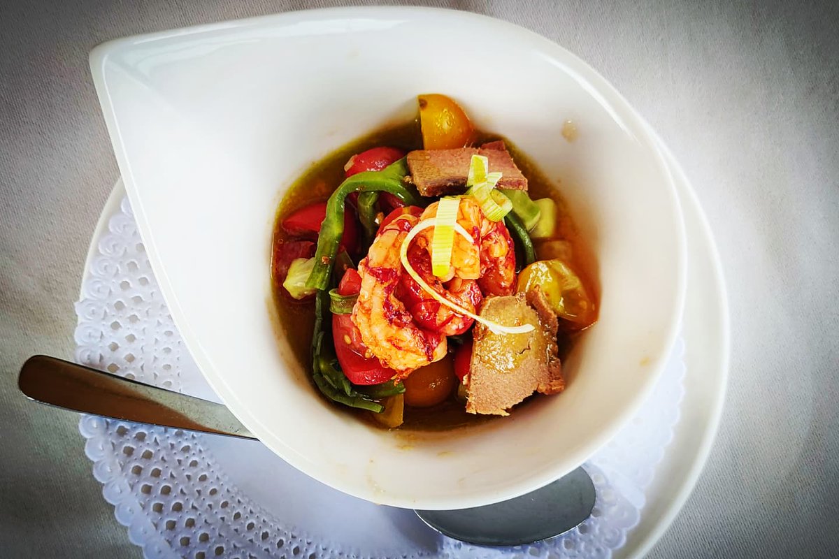 lmgastronomia's tweet photo. #Ensalada de #tomates y #nopales
de #Sicilia , #gambitas y
#huevasdeatún
#Sopa de #pasta con #patatas
#ahumadas, #pesto de #albahaca ,
#pistacho y #aceitedeajo
#RistoranteVivaVivianaVarese @RistoranteVIVA
#VivianaVarese
#RestauranteVistaAlegre
#FÉMINAS https://t.co/7Z04pFmf8w
