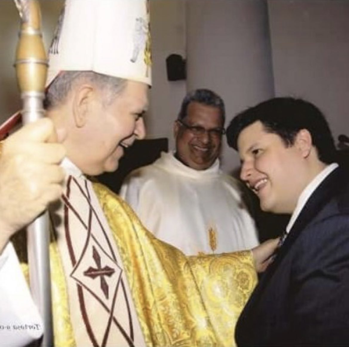 Con mucho dolor recibo la noticia de la sensible pérdida de nuestro Cardenal Urosa Savino. En vida tuve el honor de conocerlo y compartir en varias oportunidades con él. Que Dios lo reciba en su Gloria y le de consuelo a sus familiares y amigos.