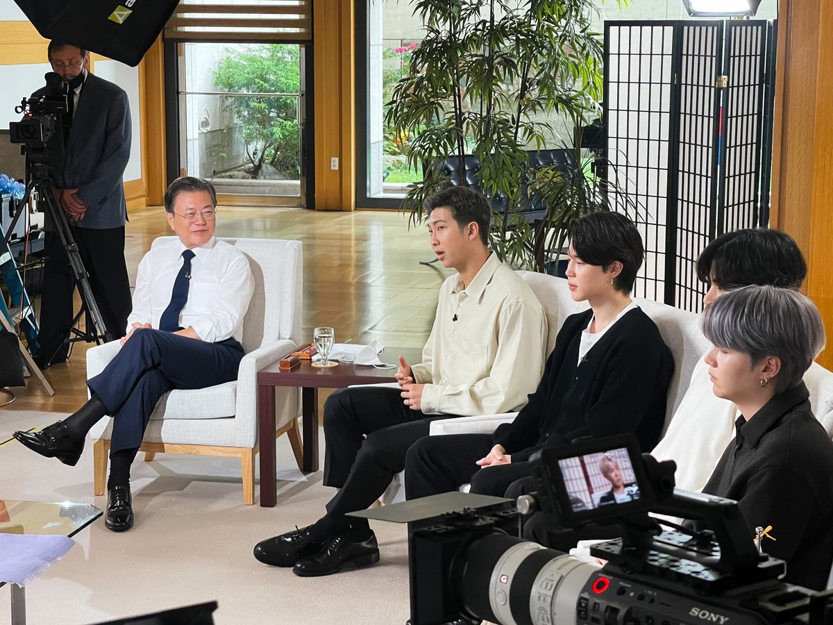 karolinarrivas's tweet photo. I am over the “MOON” !!! feeling extremely blessed &amp; grateful for this experience 😭 Tune into @GMA tmrw morning to watch our intv w/ South Korean President Moon Jae-in &amp; (I still can’t believe I’m writing this) BTS !!! you’re going to love it 💜 #ARMY #UNGA  #PermissiontoDance https://t.co/msd93ylLsX