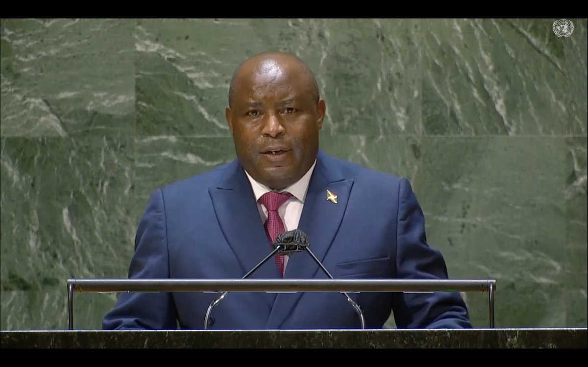 GeneralNeva's tweet photo. 31. Parlant des questions socio-économiques, le #Burundi, comme d’autres pays ne peut pas faire un pas vers le développement sans résoudre des questions de santé, d’éducation, de gestion des groupes particuliers comme les jeunes, les femmes et les vulnérables et les déshérités. https://t.co/OIPEErEWxG