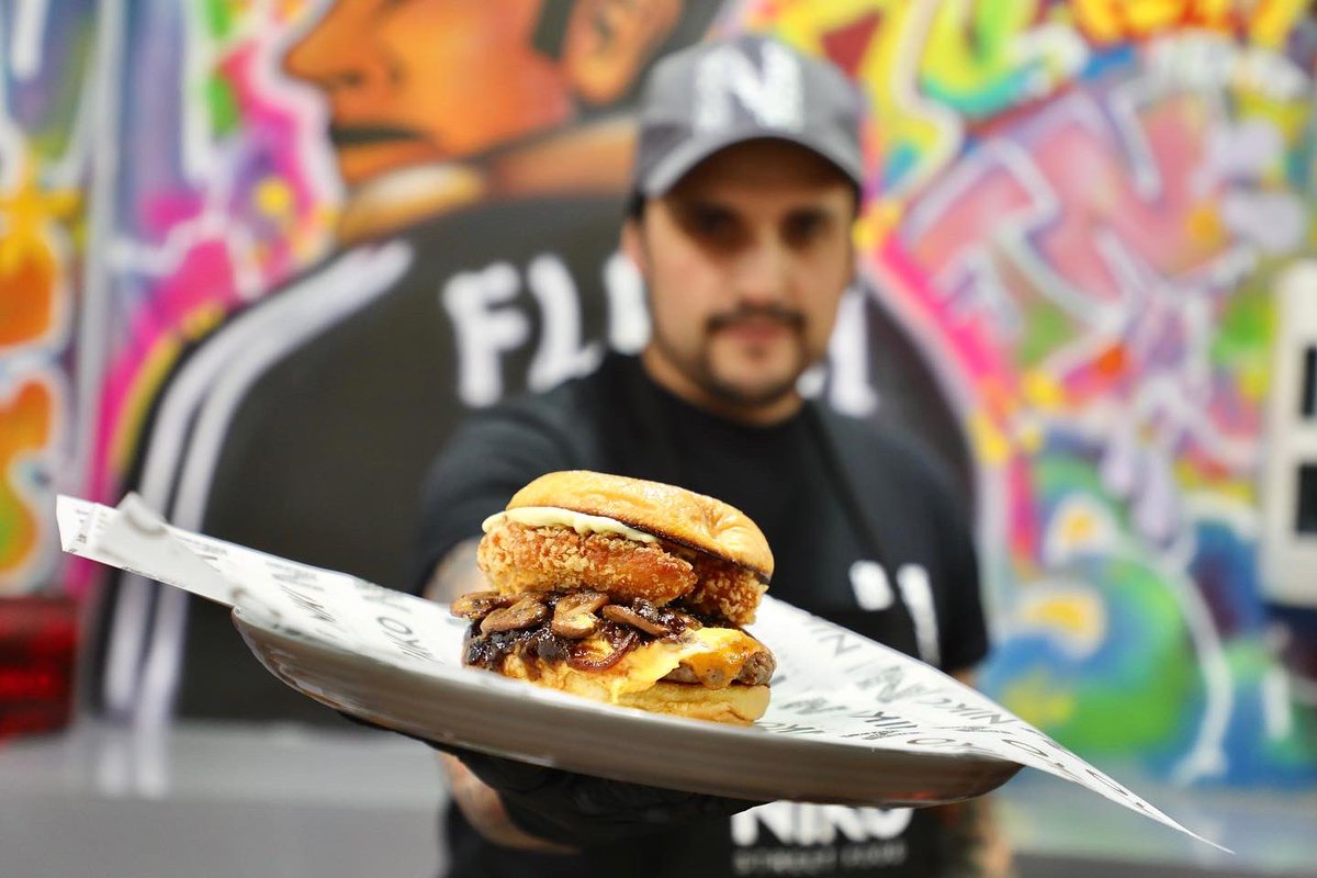 Chilegast's tweet photo. #CocinaCallejera en #BarrioItalia #NikoStreetFood  #nuevo local del  #chef #nicolasgaratechef #NicolásGarate líder  del equipo #chileno  #premiado como Tricampeones de América-#hamburguesas #streetfood 👉Mujica 0380 #Ñuñoa #Chile 👉 948754743 👉1 PM a 9 PM Ph: @AnaBValenzuela https://t.co/NKhAeYGqzC