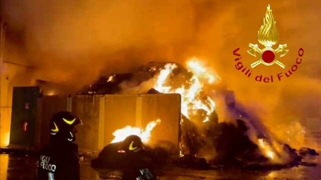 arpalombardia's tweet photo. #incendio ancora in corso nella ditta Green Up a #Cermenate (CO). Sul posto anche la squadra #emergenze di #arpalombardia. L’incendio ha coinvolto rifiuti e materiale in carta, legno, plastica. https://t.co/WUKVn8PrwQ