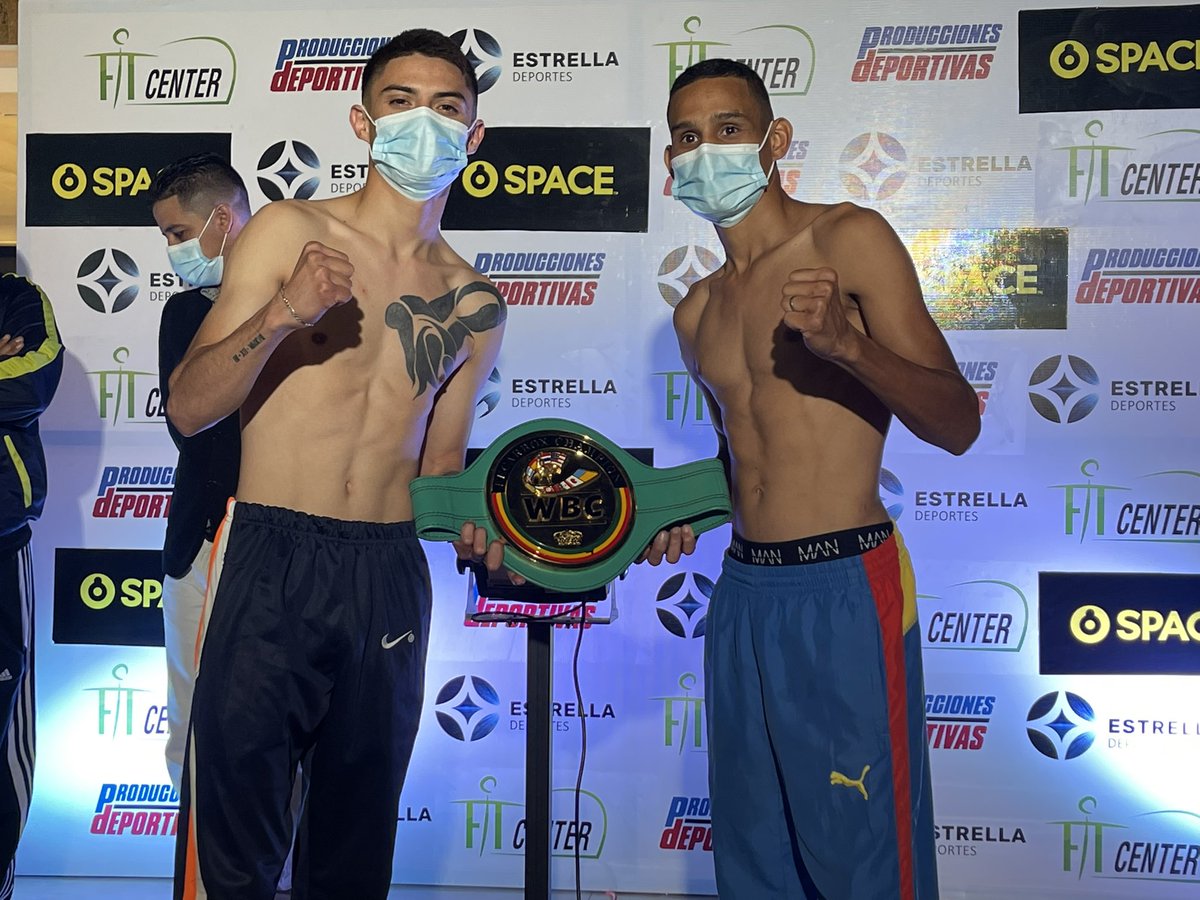 pdeportivas_'s tweet photo. 🇲🇽🇻🇪 ¡Cumplieron con la báscula! Cristian “Chicharo” González y el venezolano Kenny Cano buscarán llevarse a casa el Campeonato #FECARBOX en peso mosca de la @WBCBoxing 🥊
🇺🇸@estrellatv
🌎 @canalspace
💻 @FiteTV https://t.co/h4oLlhKEqz