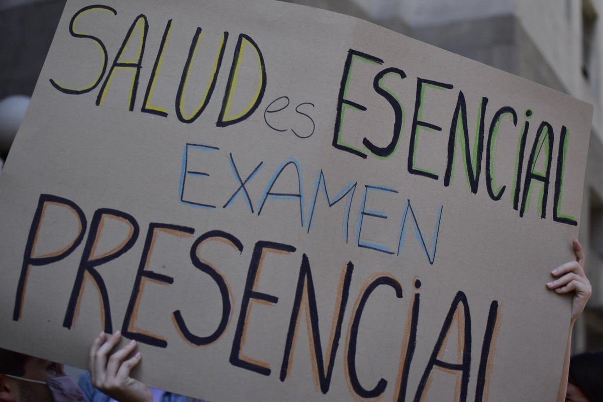 DaniLongi's tweet photo. @radiolared @radiomitre 

Ahora a la espera de respuestas....con aplausos no podemos atenderte....necesitamos rendir nuestro examen por el que tanto nos esforzamos. # Médicos # examen residencia https://t.co/oY4zAZyDo6