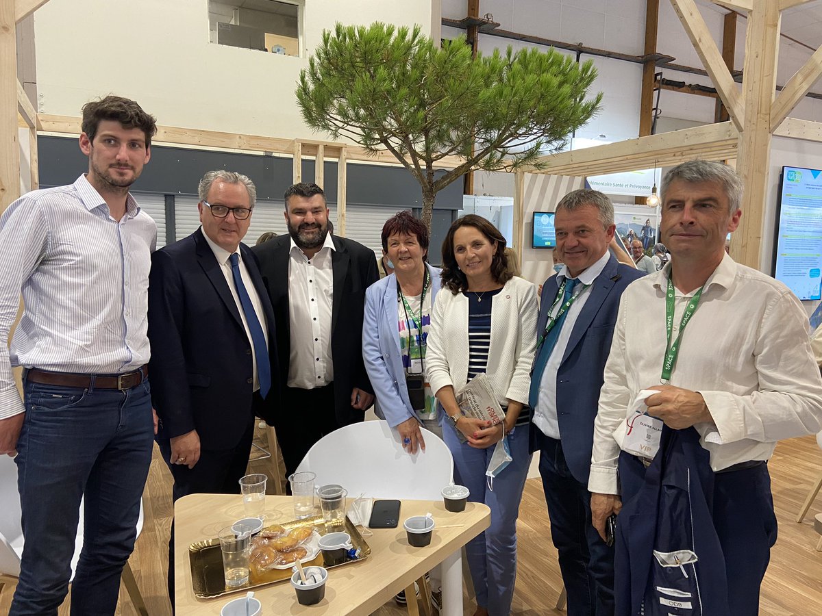 JDecerle's tweet photo. Au détour des allées du @SPACERennes je retrouve le local de l’étape @RichardFerrand L’occasion de faire le point sur les sujets #agri du moment (#EGA2, gestion des risques…) que nous construisons ensemble au niveau 🇫🇷et 🇪🇺 @LaREM_AN @Renaissance_UE https://t.co/9C1ZMRr0PM