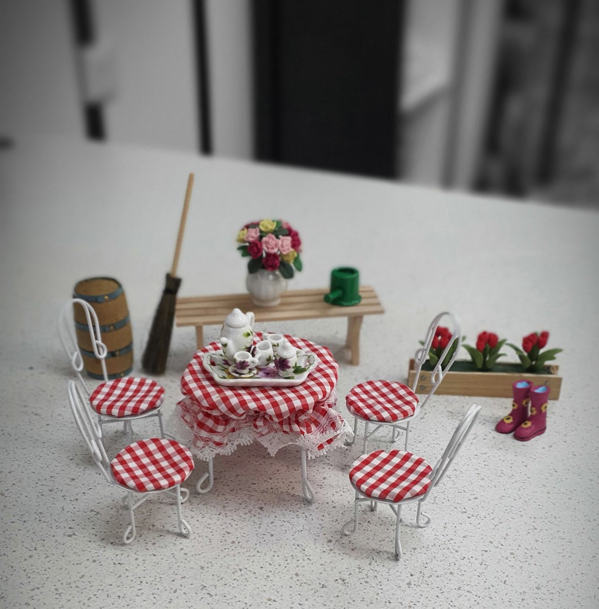 AtelierCreaRose's tweet photo. De meubelen en accessoires die kabouter Brenda heeft gekocht zijn in het echt nog leuker dan in de catalogus 🍄😍
Ze woont in onze etalage en is onderdeel van de #kabouterroute in #Lievelde https://t.co/BmU8pHJhh1